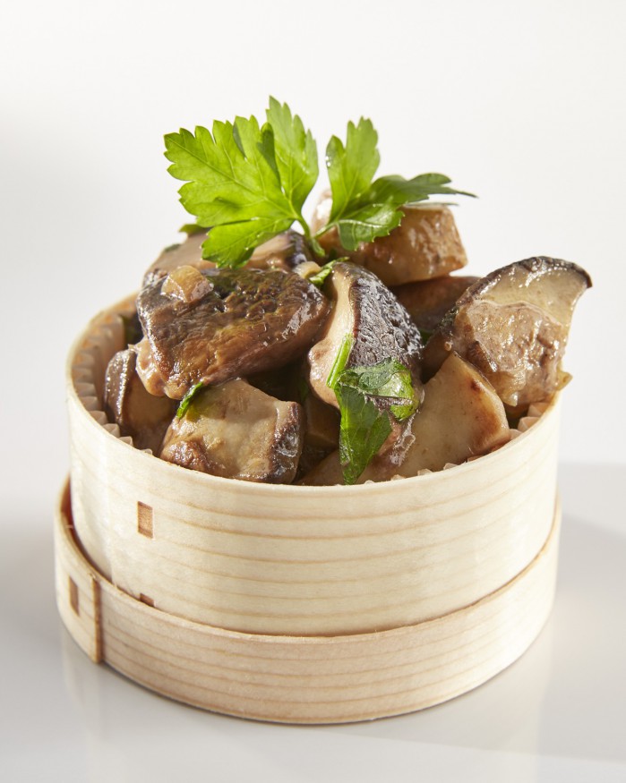 Wood box d'écrasé de pommes de terre au beurre demi-sel, champignons rosés, jeunes pousses d'épinards, potimarron