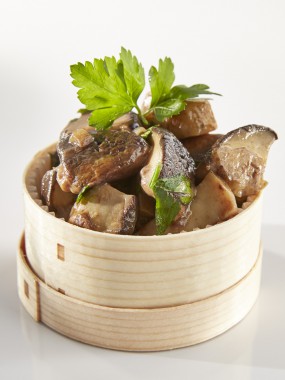 Wood box d'écrasé de pommes de terre au beurre demi-sel, champignons rosés, jeunes pousses d'épinards, potimarron