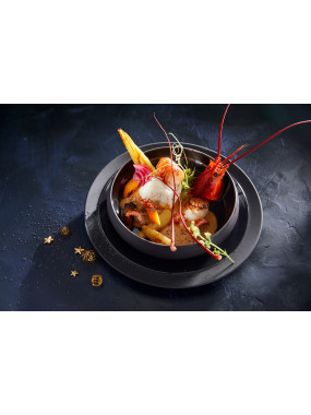 Cocotte de homard bleu, lotte, saint Jacques et écrevisses aux légumes anciens, sauce homardine